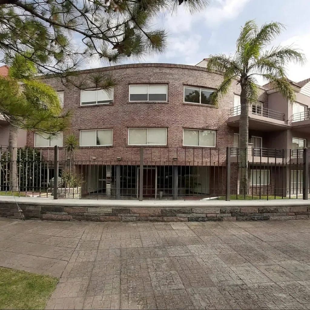 Fachada exterior de la futura clínica AM Estética Dental Uruguay en Miraflores 1445, zona Carrasco, Montevideo